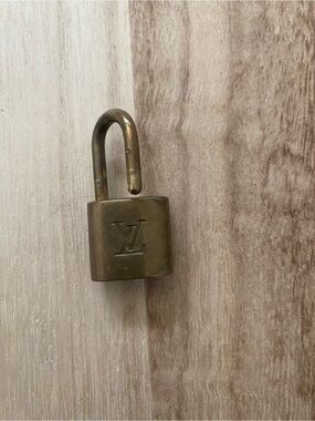 Louis Vuitton Lock #319